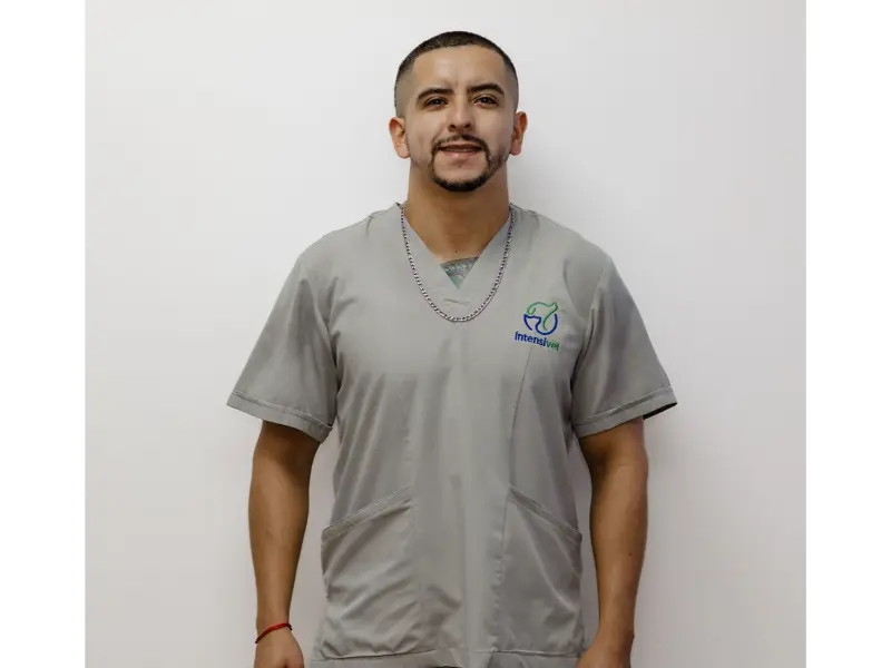 Dennis López, Asistente de Quirófano en Hospital Veterinario Intensivet