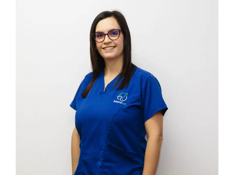 Dra. María Fernanda Romero, Dermatología y Hospitalización en Hospital Veterinario Intensivet