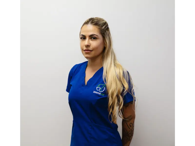 Dra. Frida Castro, Medicina Interna, Emergencias y Cuidados Intensivos en Hospital Veterinario Intensivet