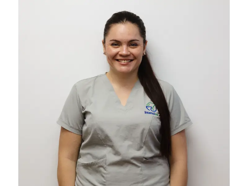 Joselin Mora, Asistente Veterinaria en Hospital Veterinario Intensivet
