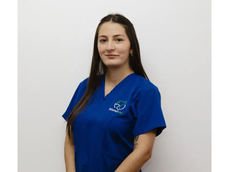 Dra. Melannie Páez Zúñiga, Emergencias y Cirugía Nocturna en Hospital Veterinario Intensivet