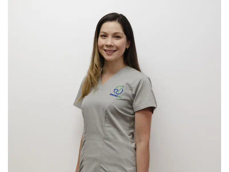 Valeria Quirós Abarca, Jefa de Asistentes · Cuidados Intensivos en Hospital Veterinario Intensivet
